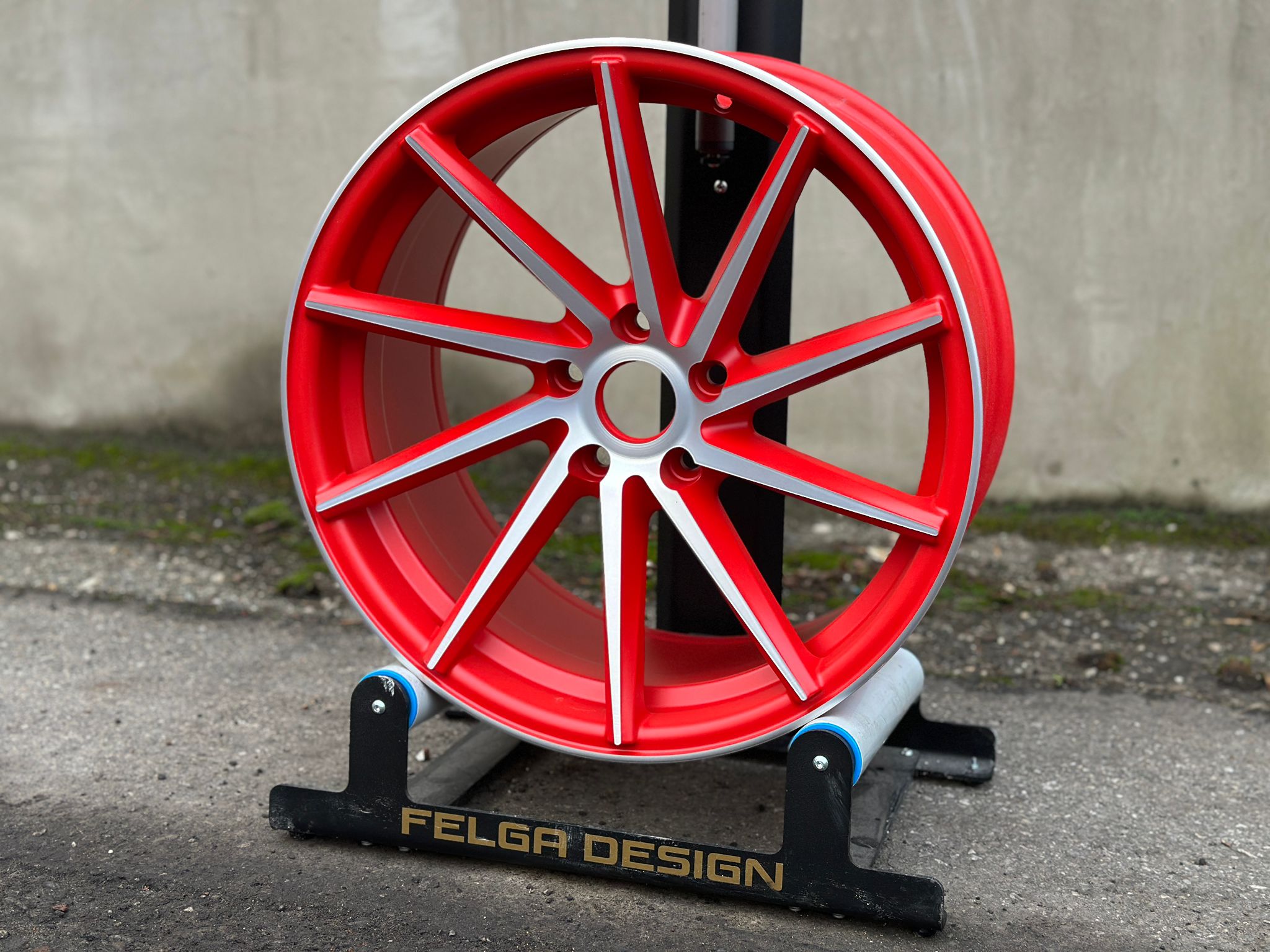 Felga z czerwono satynowym kolorem