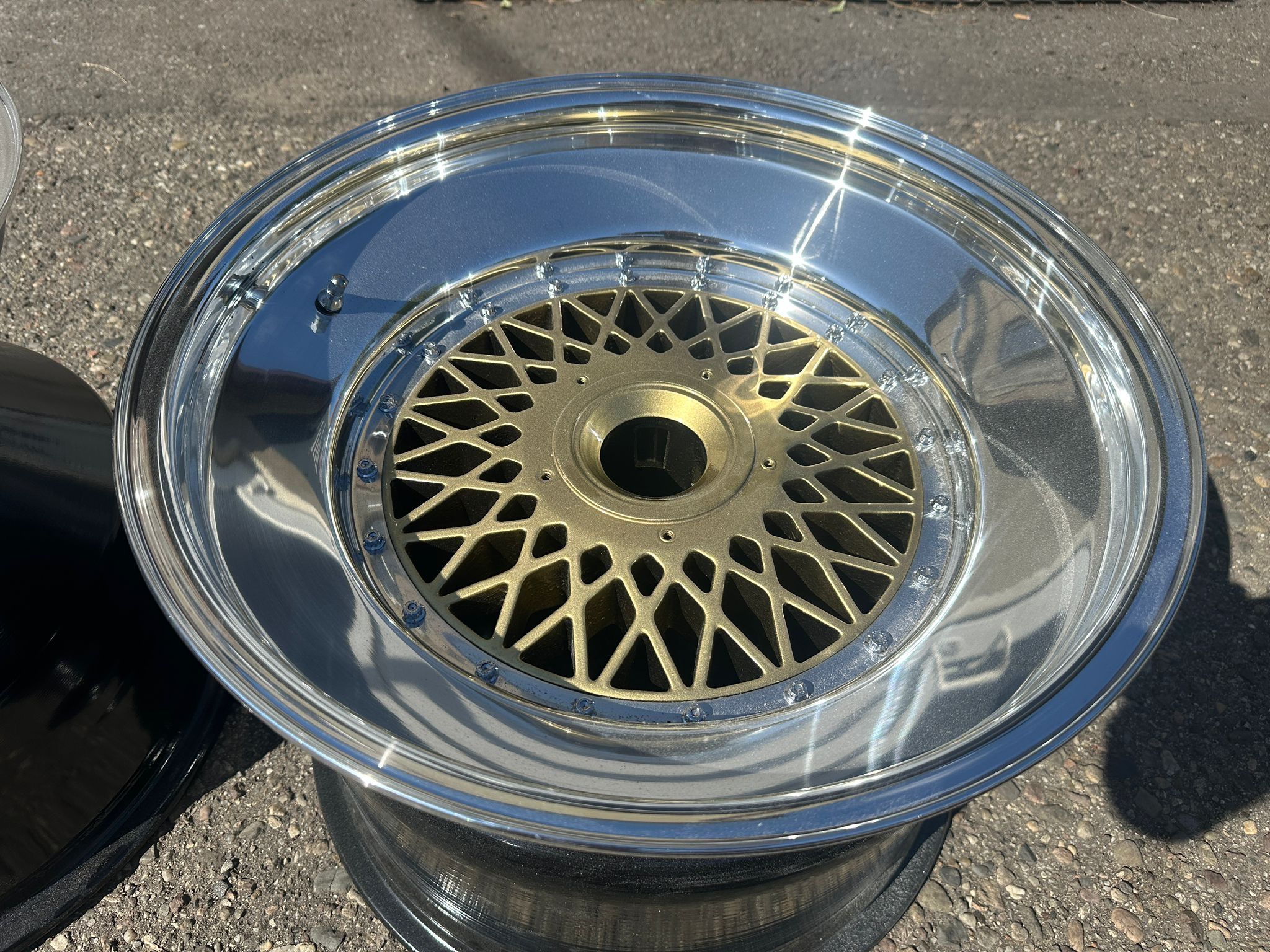 Dowiedz się, jak przygotować koła i felgi do przechowywania po sezonie. Sprawdź warunki, które zapewnią im długą żywotność.