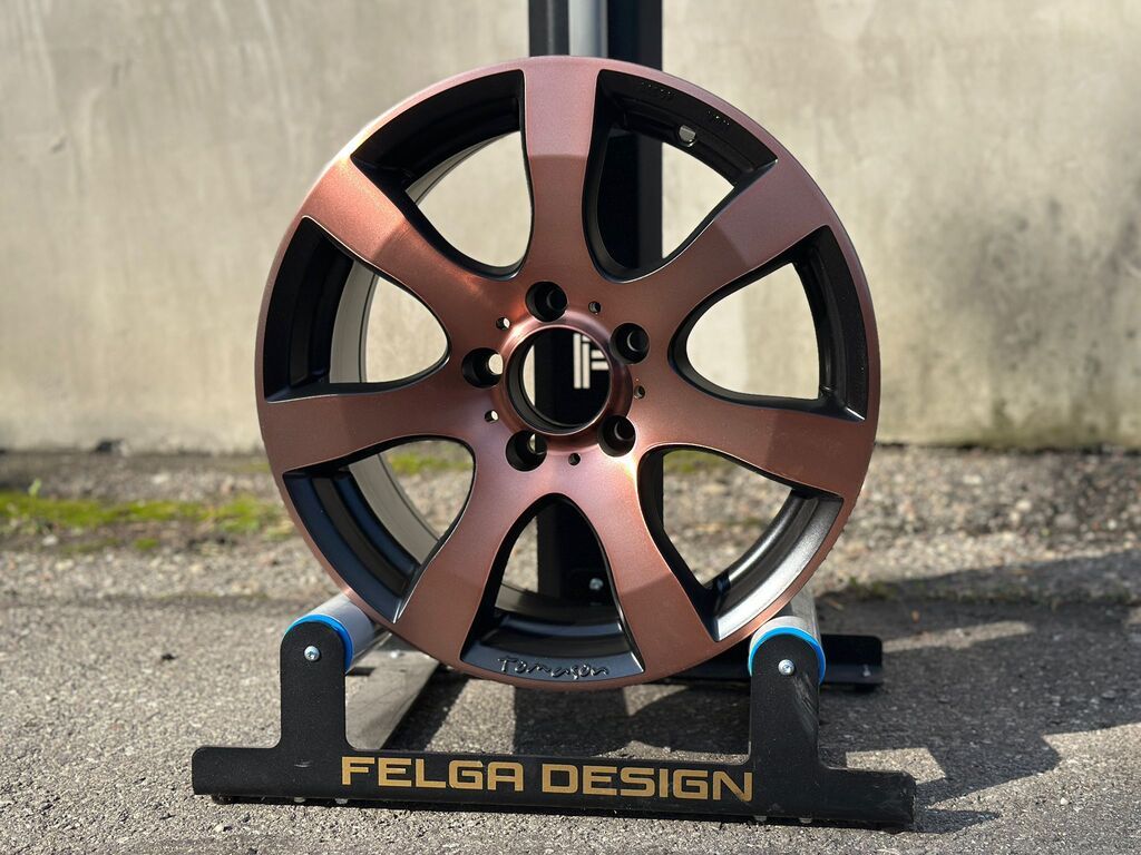 Felga z samochodu marki Seat, pomalowana na kolor "copper"
