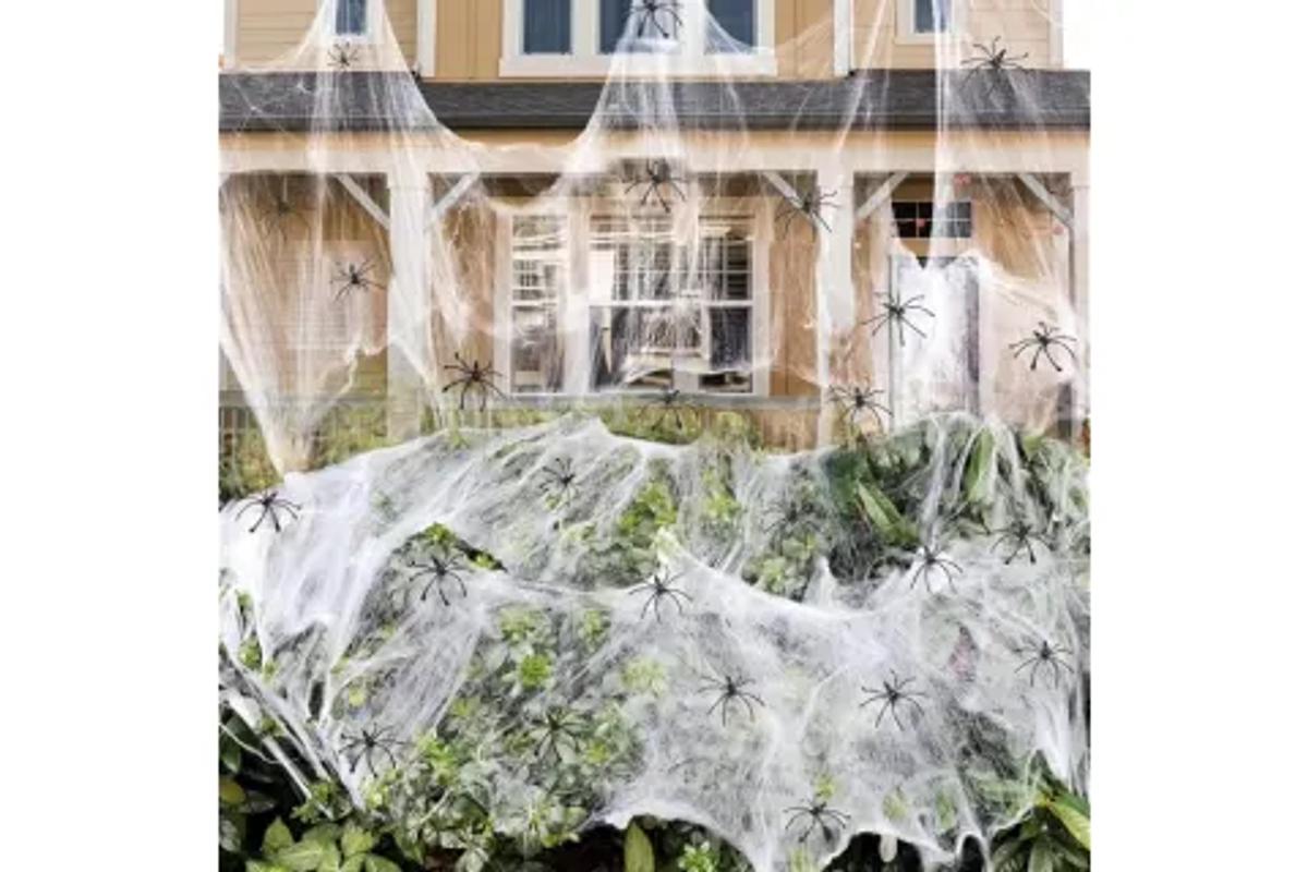 Stretchable Halloween spider webs decoration with fake spiders