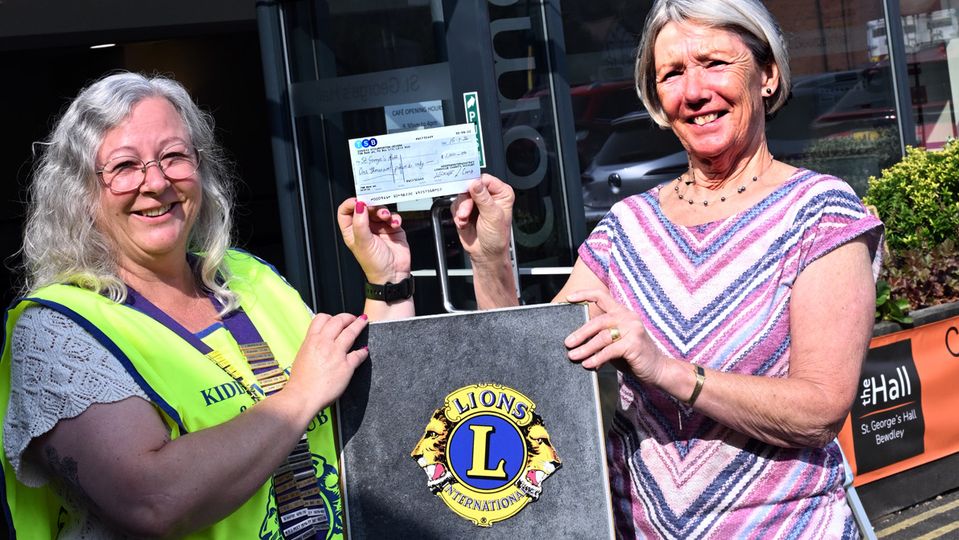 Lions president giving cheque to SGH Trustee