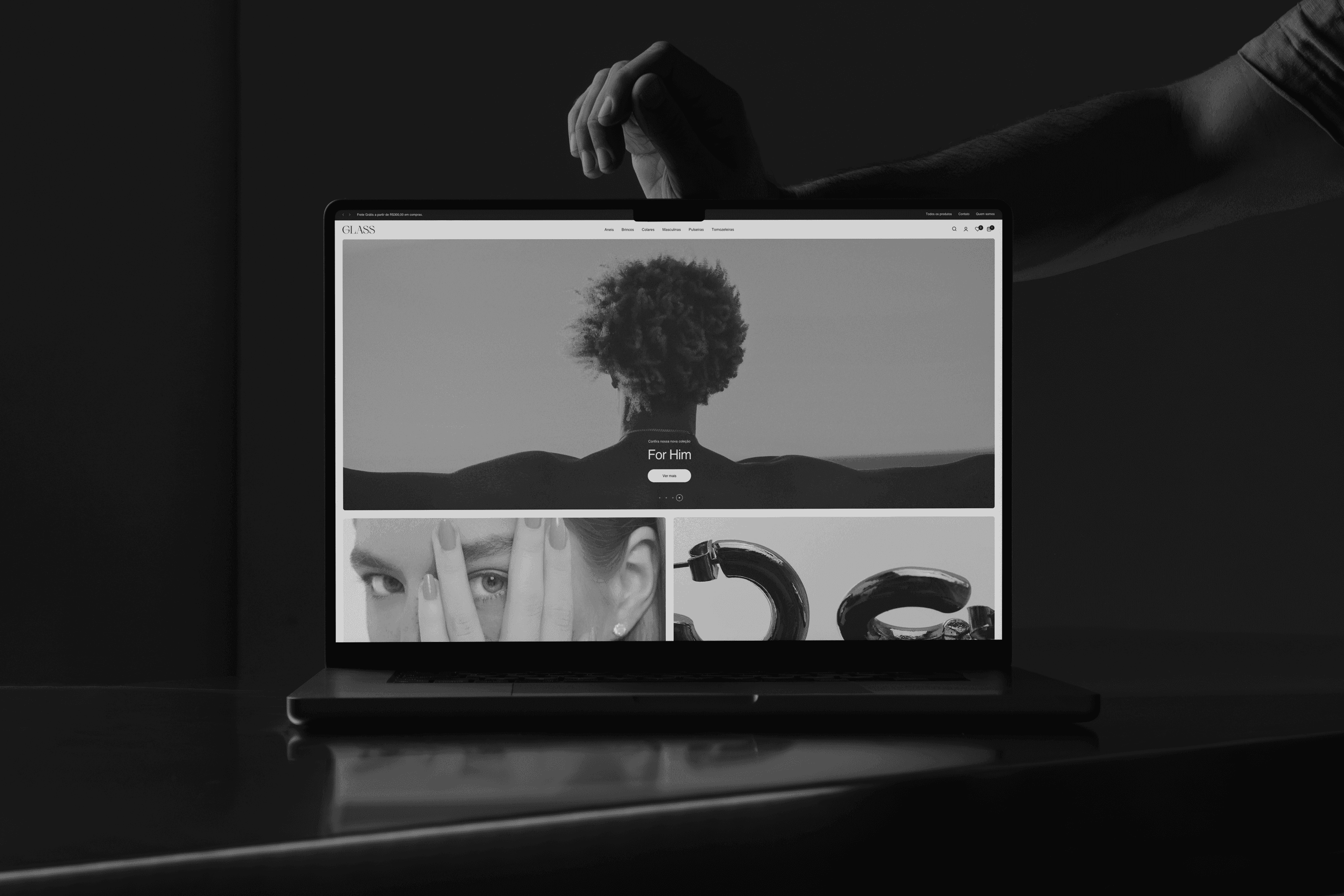 Loja online da Glass num notebook em sala escura, com a chamada 'For Him' em preto e branco