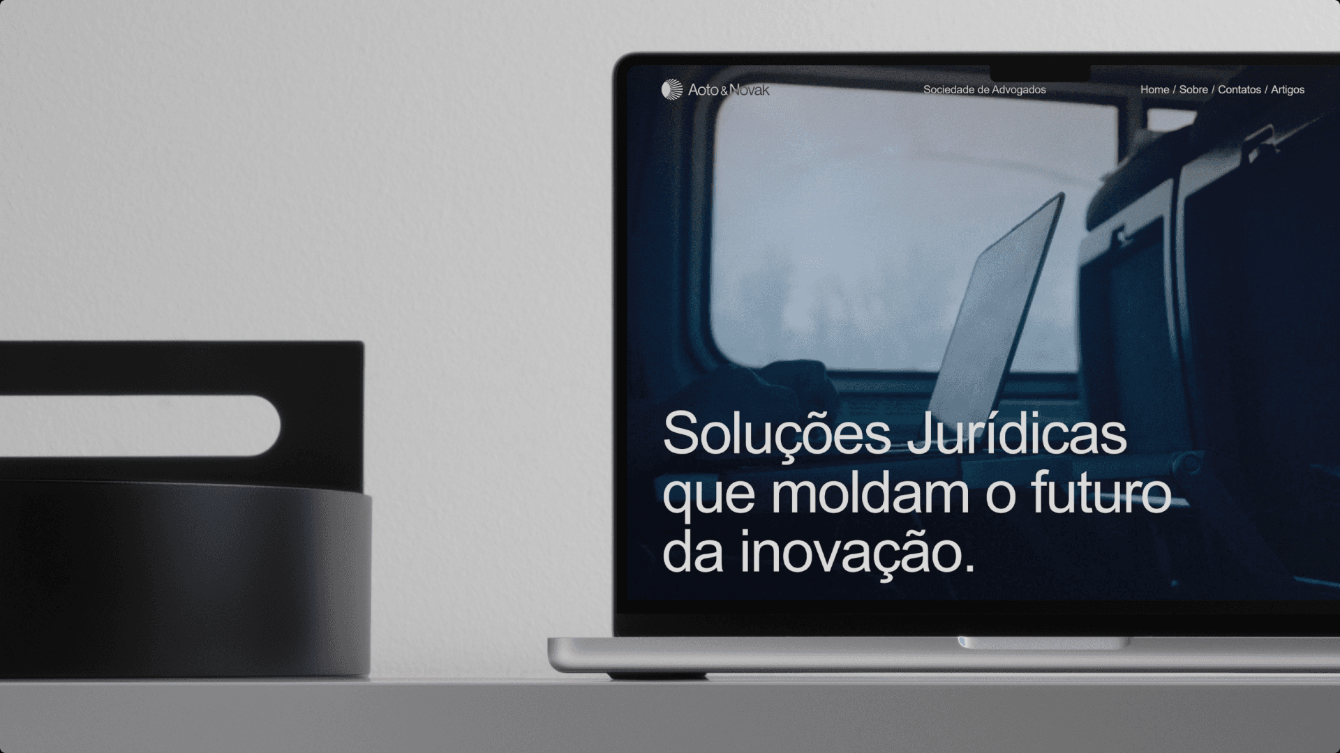Site da Aoto & Novak num notebook, com o título Soluções Jurídicas que moldam o futuro da inovação