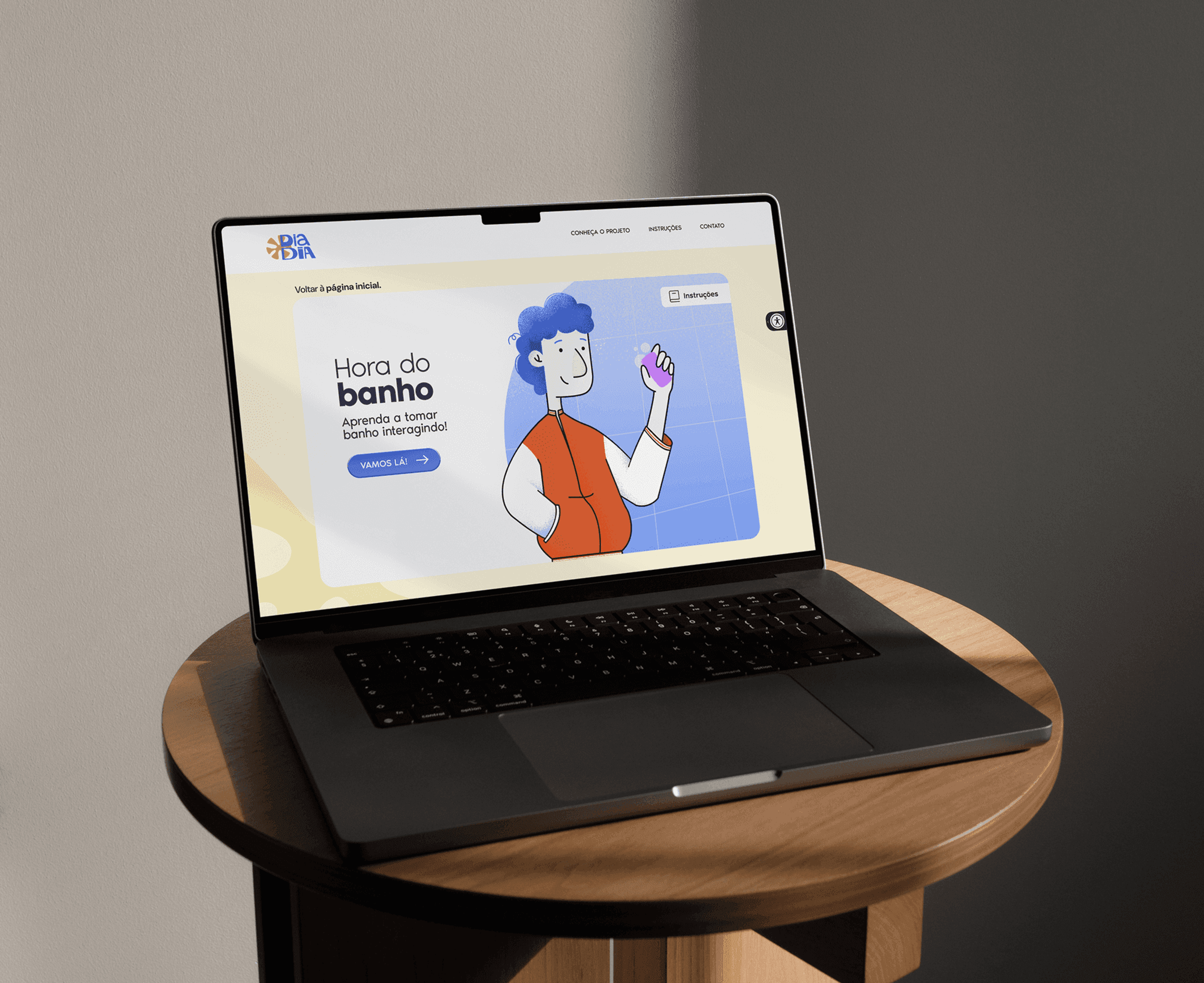 Site do Dia Dia num notebook sobre banquinho redondo de madeira, na atividade 'Hora do banho' com ilustração