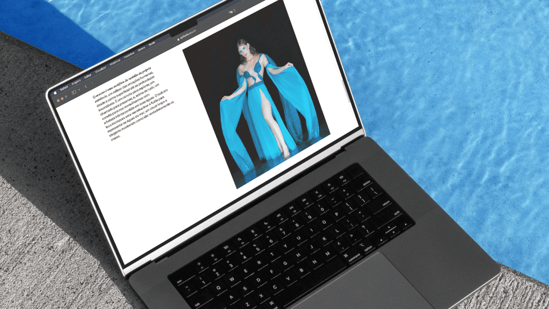 MacBook aberto na borda da piscina com o site epifania.eco.br: modelo em vestido azul-ciano esvoaçante e texto sobre o oceano.