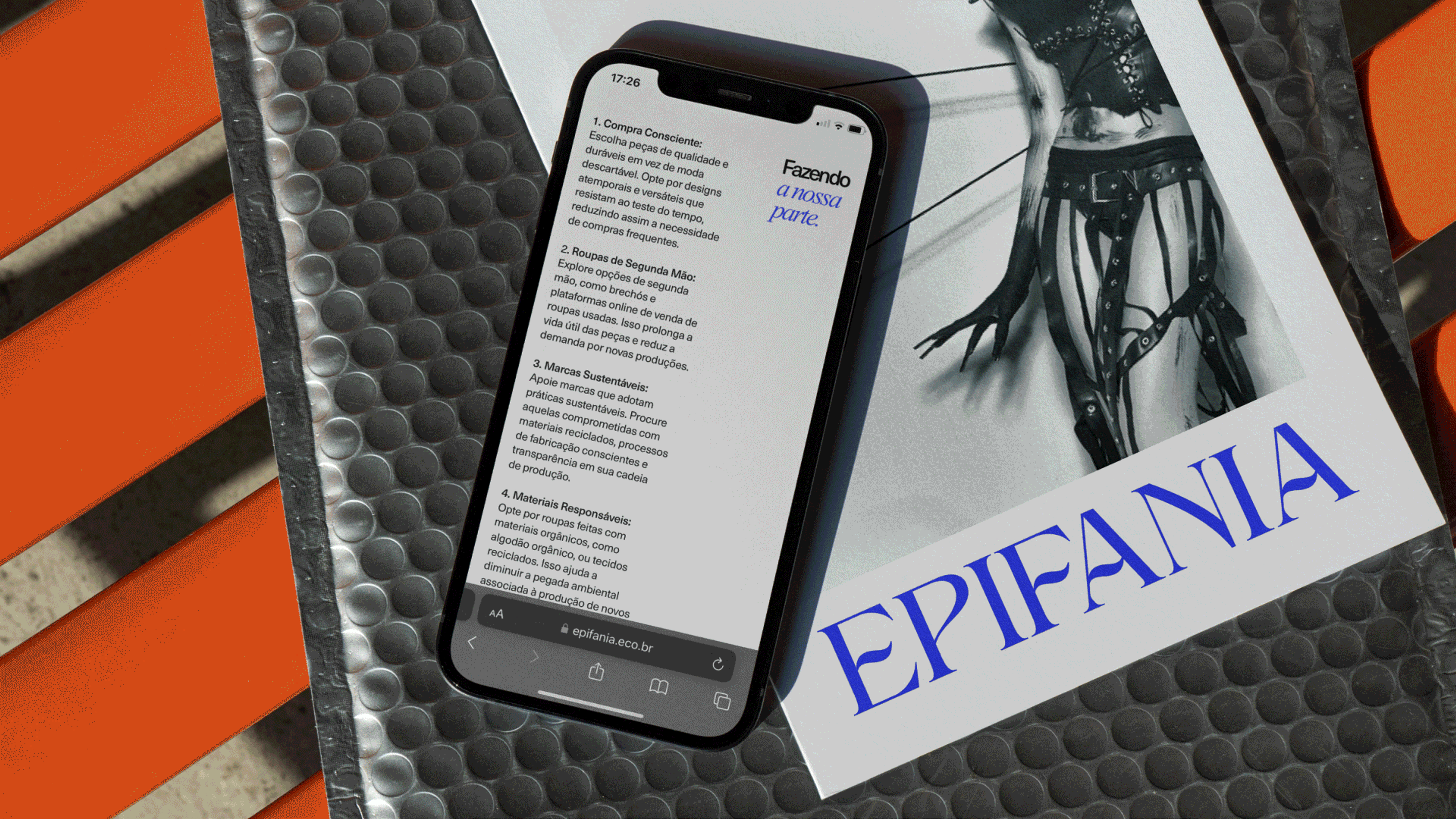 Celular sobre a revista Epifania rola o site epifania.eco.br, passando pela capa com mar e pelos looks Coral e Oceano.