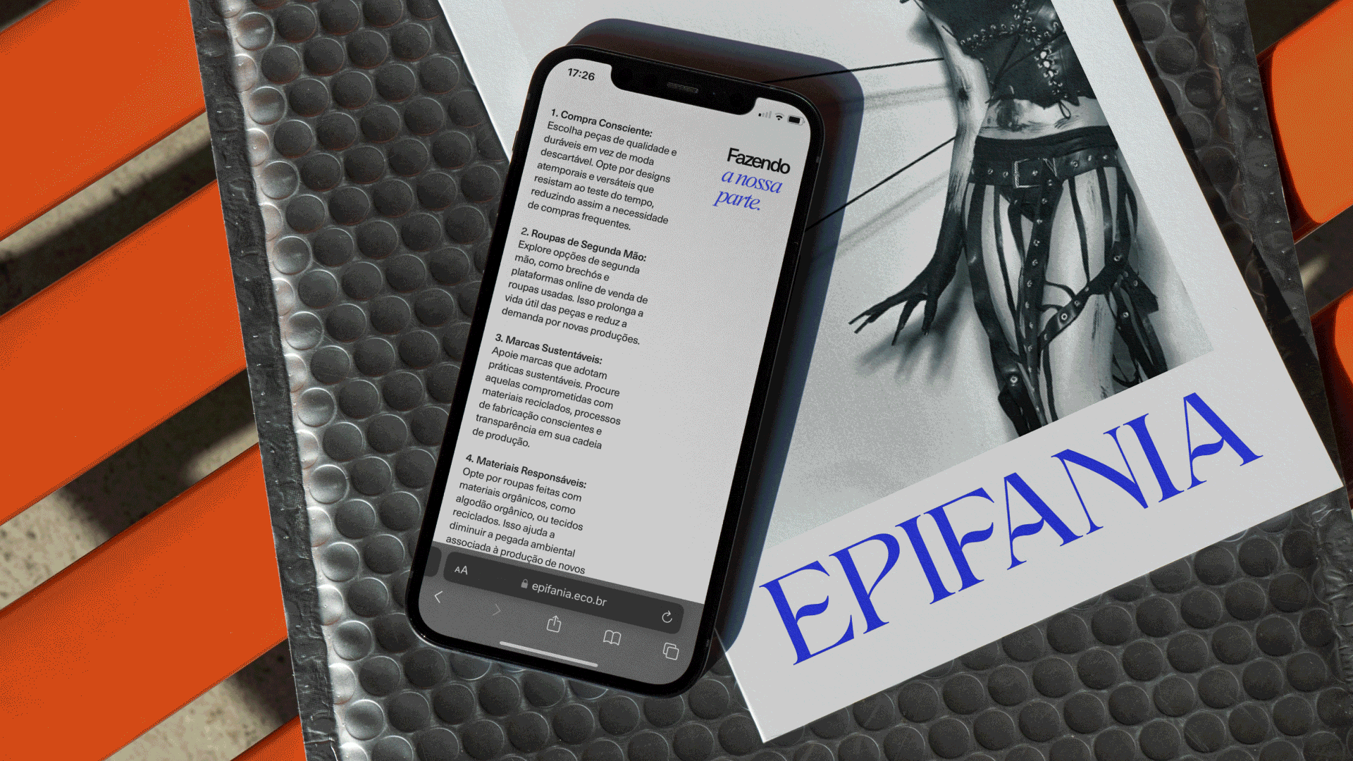 Celular sobre a revista Epifania rola o site epifania.eco.br, passando pela capa com mar e pelos looks Coral e Oceano.