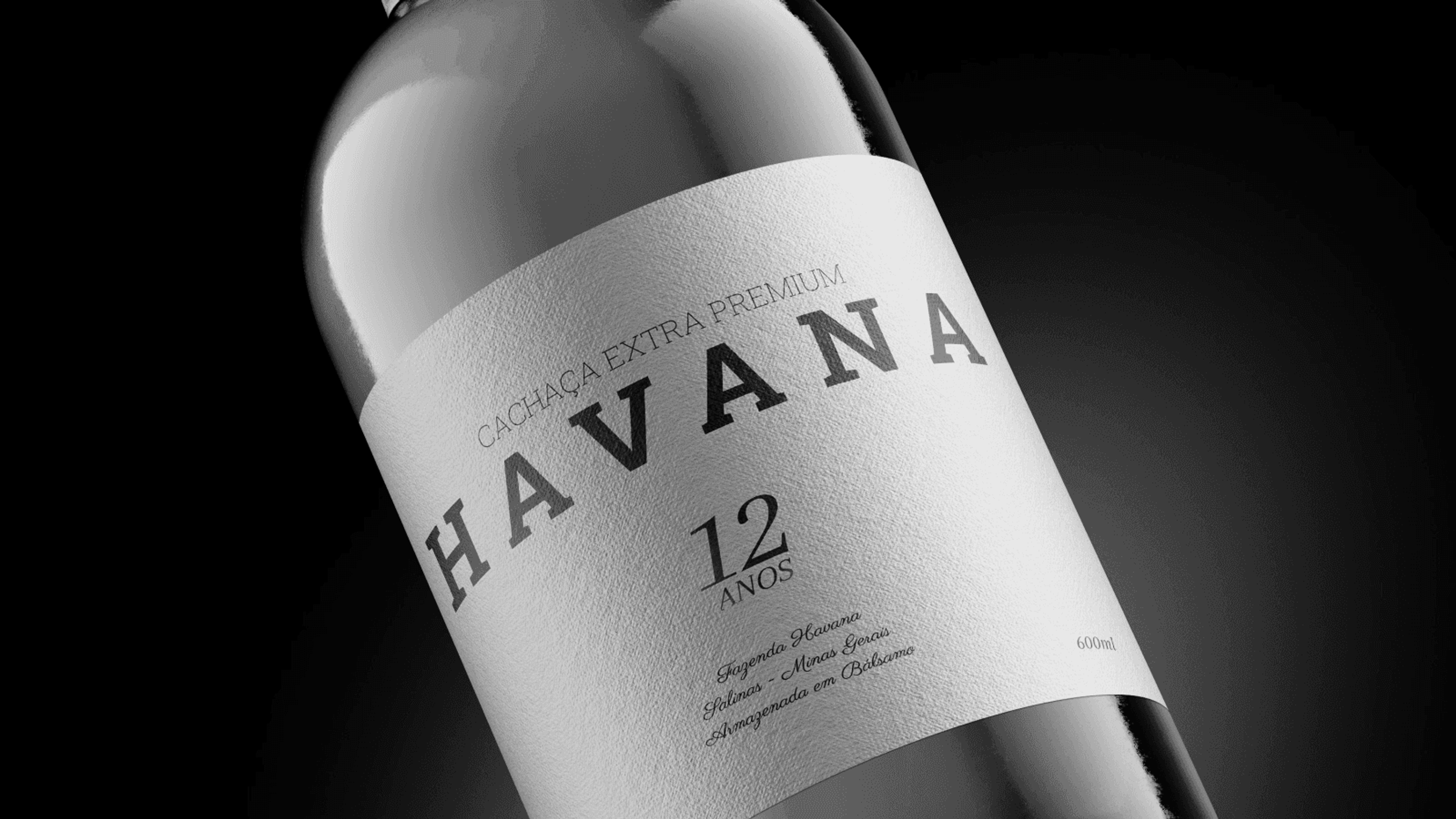 Close do rótulo da garrafa Havana em preto e branco: 'Cachaça Extra Premium Havana, 12 anos', de Salinas, Minas Gerais