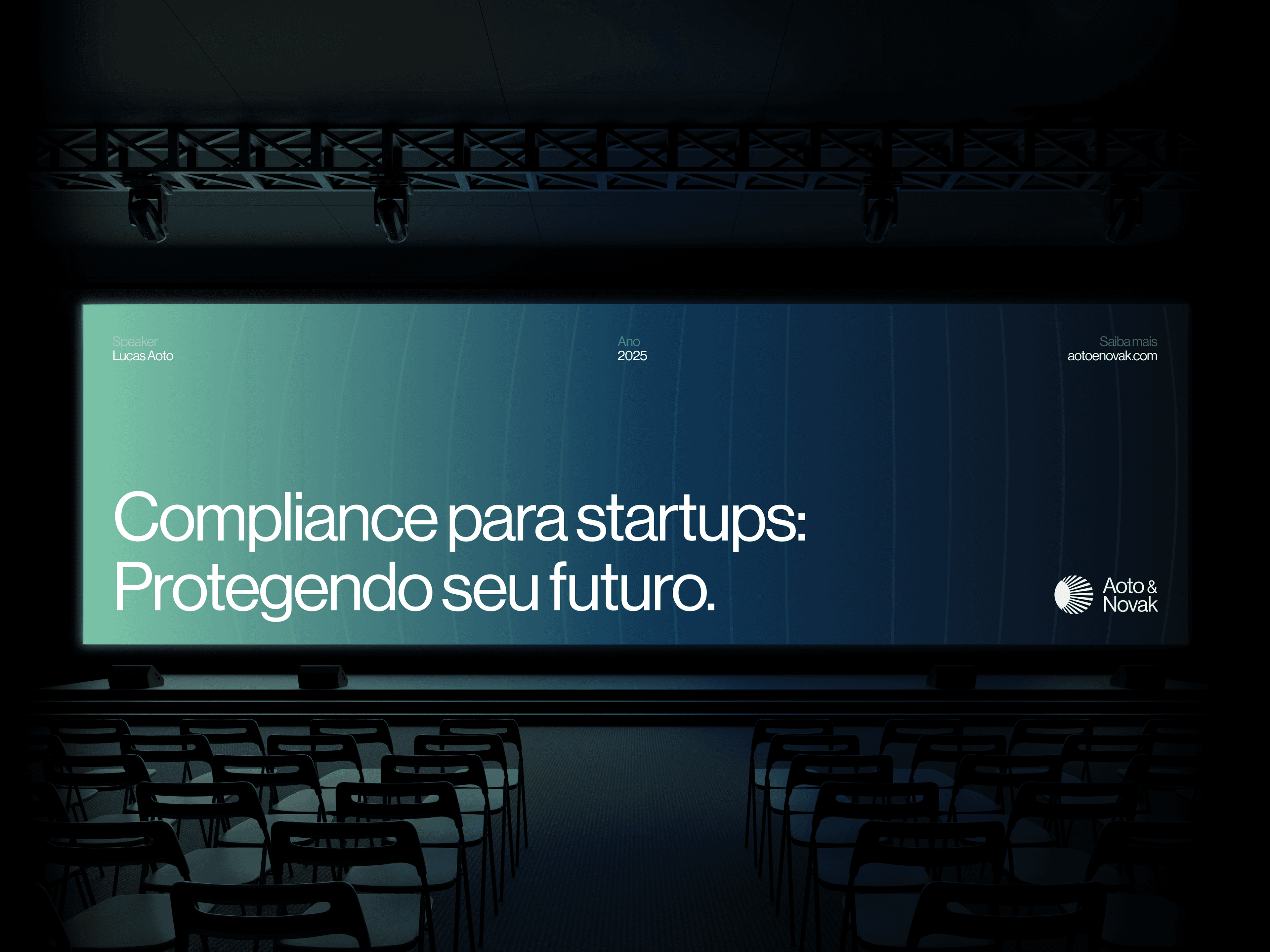 Telão de auditório vazio com o slide Compliance para startups: Protegendo seu futuro, palestrante Lucas Aoto