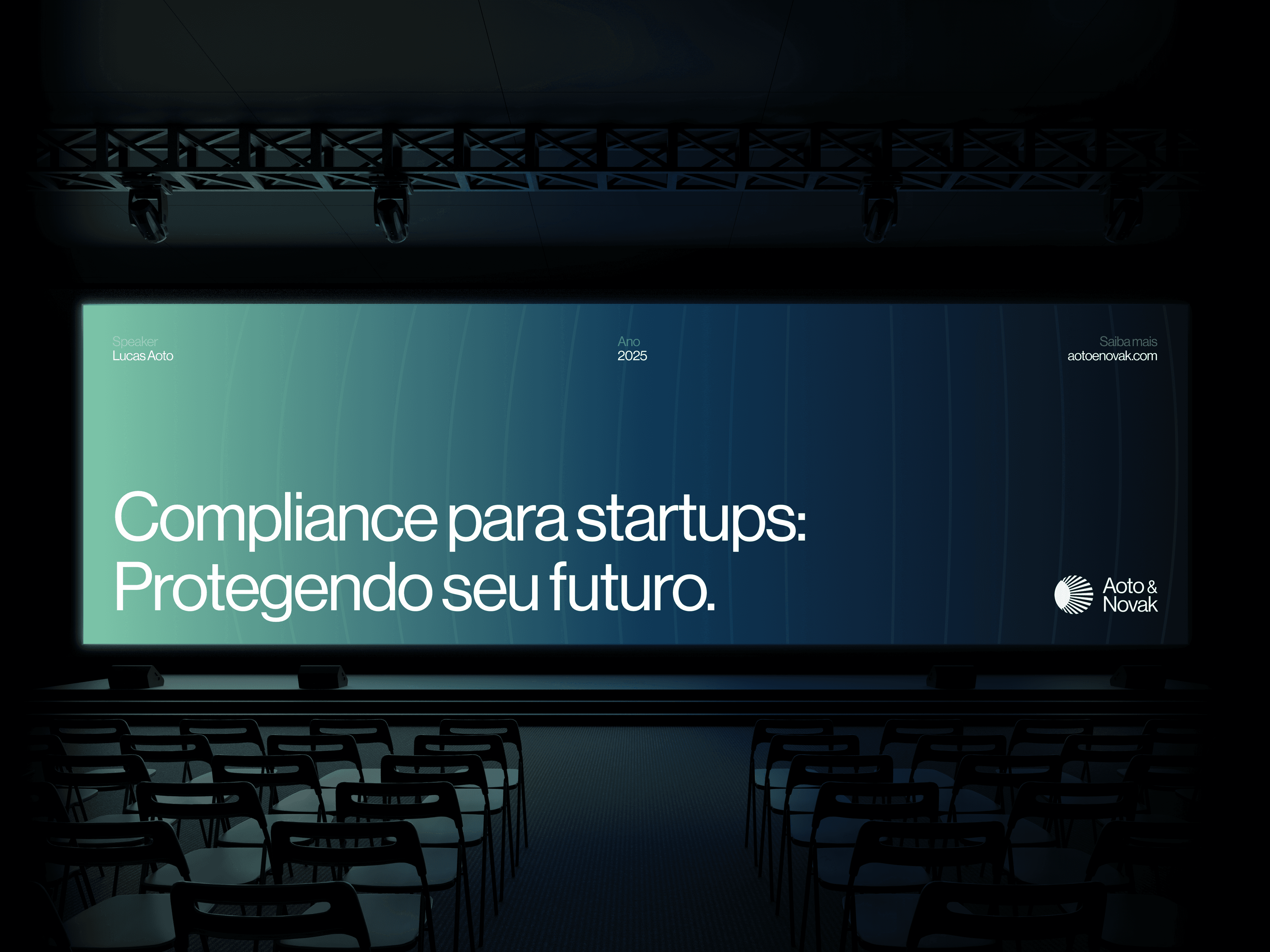 Slide em telão de auditório vazio, degradê verde e azul: 'Compliance para startups: Protegendo seu futuro', da Aoto & Novak