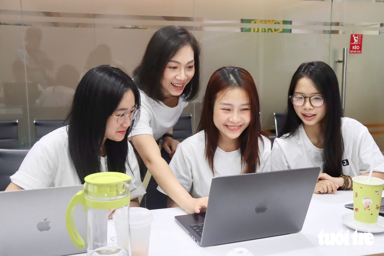Các thành viên đội ngũ JoFi AI cùng xem màn hình máy tính trong buổi làm việc