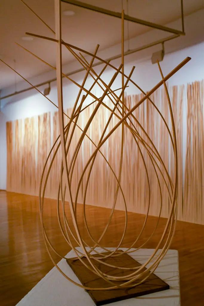Krešimir Katušić, Olujna kiša, 113 x 56 x 46 cm,  drvo Jasen i Hrast, iz ciklusa Ravnoteža i vibracije 2,   Galerija Vladimir Filakovac, Zagreb,2023.