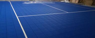Un terrain tennis-basket dans le jardin, avec logo de famille
