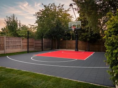 Graphite a Cherry Red: zahradní půlhřiště stvořené pro večerní trénink
