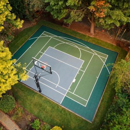 Dva sporty, jedna zahrada: tenisové hřiště s integrovanou basketbalovou zónou