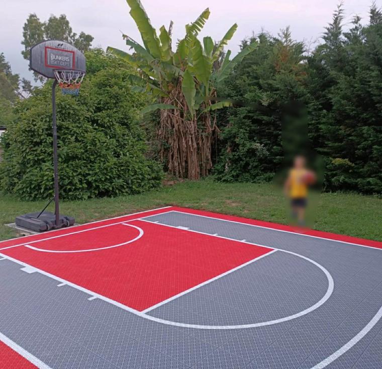 Un demi-terrain de basket dans les Landes