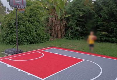 Un demi-terrain de basket dans les Landes