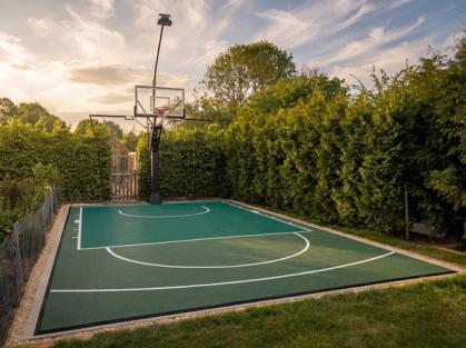 The Court That Disappears: Forest Green Inside a Hedge Garden