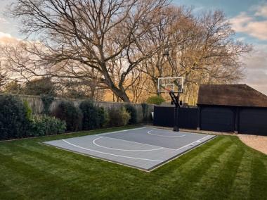 Il campo grigio accanto al garage: un mezzo campo ridotto all'essenziale