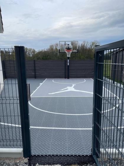 Sport en entreprise : un demi-terrain de basket pour les salariés (77)