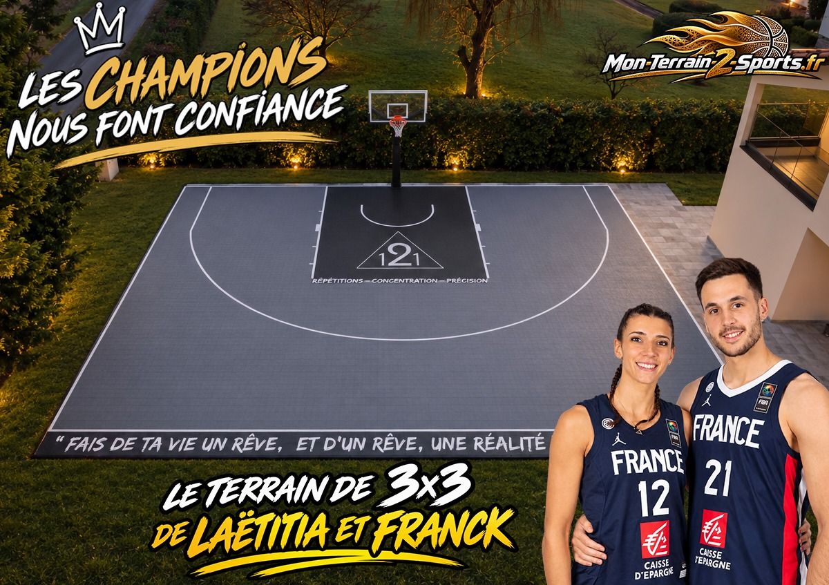 Laëtitia et Franck, en maillot de l’équipe de France, devant leur terrain de 3x3 Mont2S. Texte sur l’image : « Les champions nous font confiance. Le terrain de 3x3 de Laëtitia et Franck ».