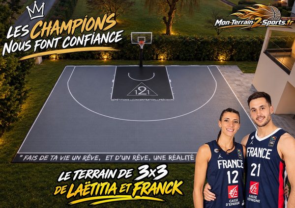 Laëtitia et Franck, en maillot de l’équipe de France, devant leur terrain de 3x3 Mont2S. Texte sur l’image : « Les champions nous font confiance. Le terrain de 3x3 de Laëtitia et Franck ».