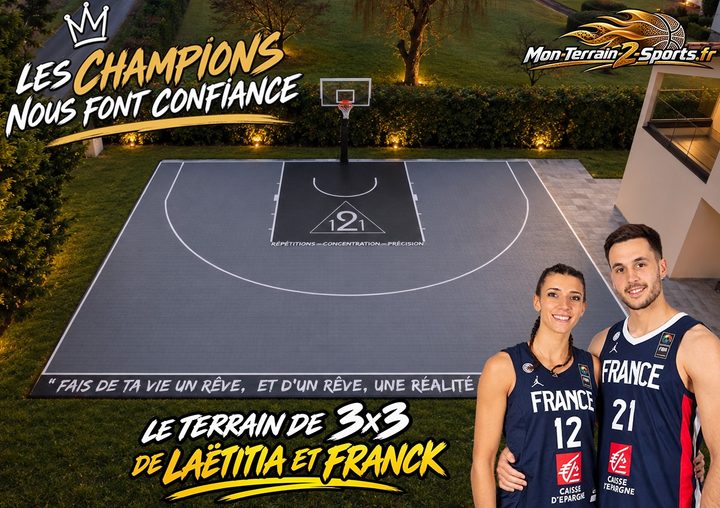 Laëtitia et Franck, en maillot de l’équipe de France, devant leur terrain de 3x3 Mont2S. Texte sur l’image : « Les champions nous font confiance. Le terrain de 3x3 de Laëtitia et Franck ».