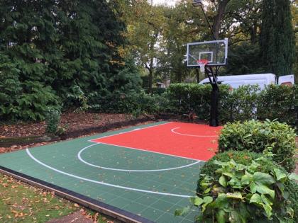 Forest Green i Cherry Red, uvučeni uz živicu