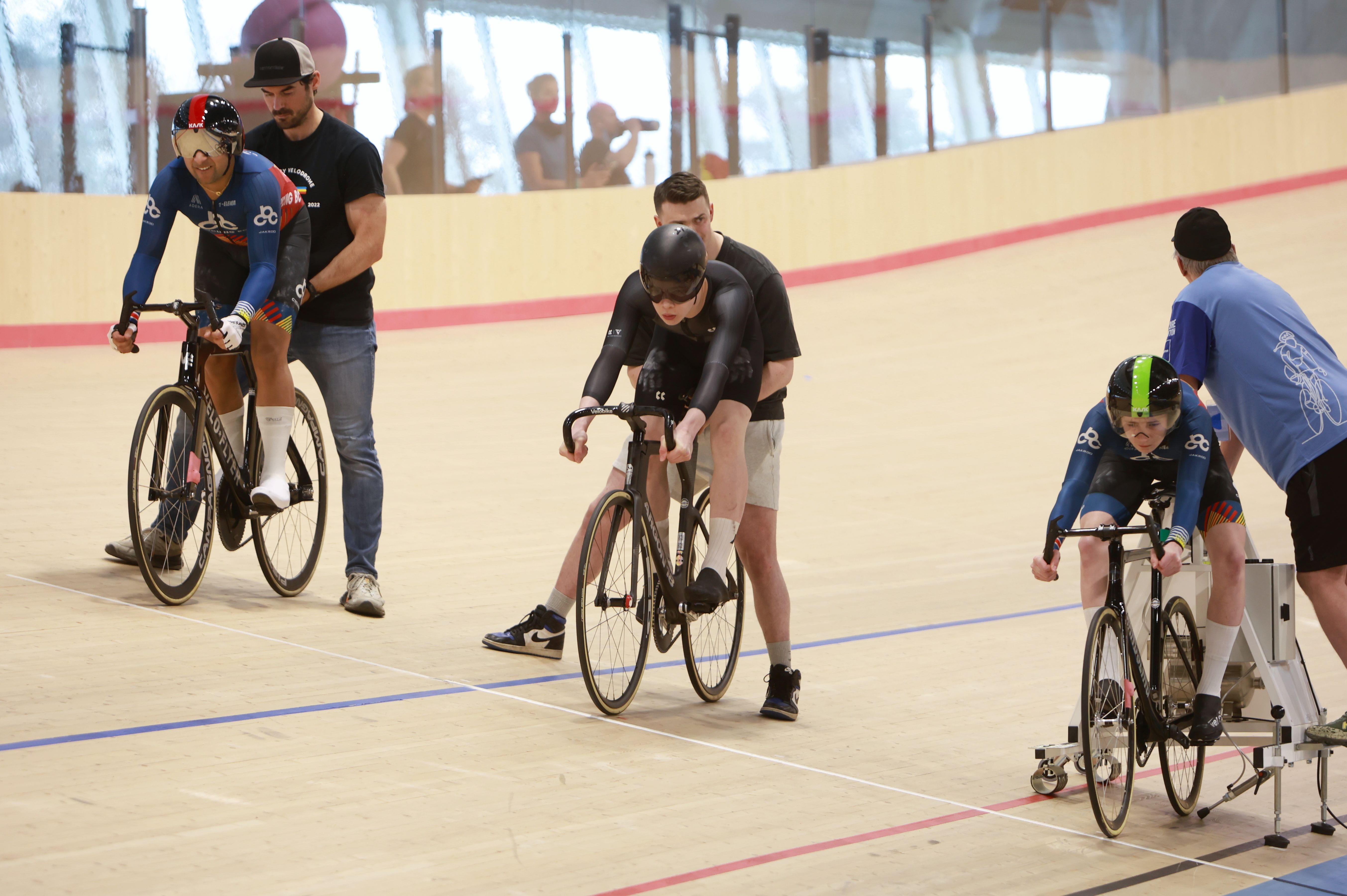 Holders steady riders on the start line