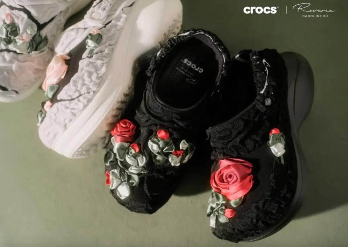 前衛浪漫美學綻放,Caroline Hú x Crocs 聯名鞋款發售在即