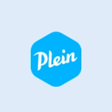 Plein-logo met witte tekst op een felblauwe afgeronde hexagon