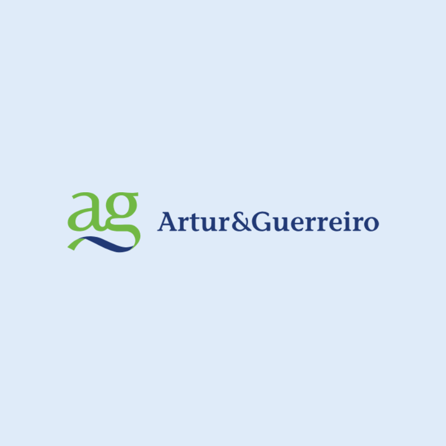 Logo Artur&Guerreiro com iniciais estilizadas "ag" em verde e azul.