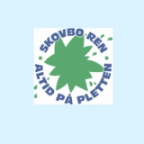Logo for Skovbo Clean featuring a green splat surrounded by blue text "Skovbo Ren Altid På Pletten" (Always on the Spot).