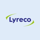 Lyrecos logotyp med blått ordmärke och två gröna, böjda accenter.