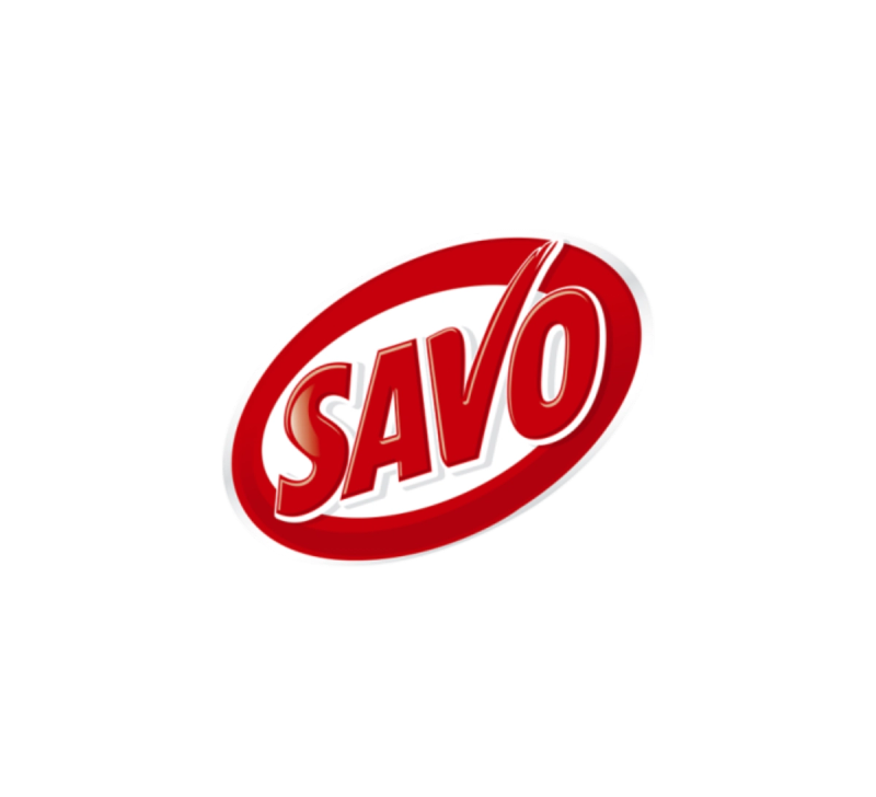 Logo Savo s červeným textem a zaškrtnutím „V“ uvnitř červeného oválu