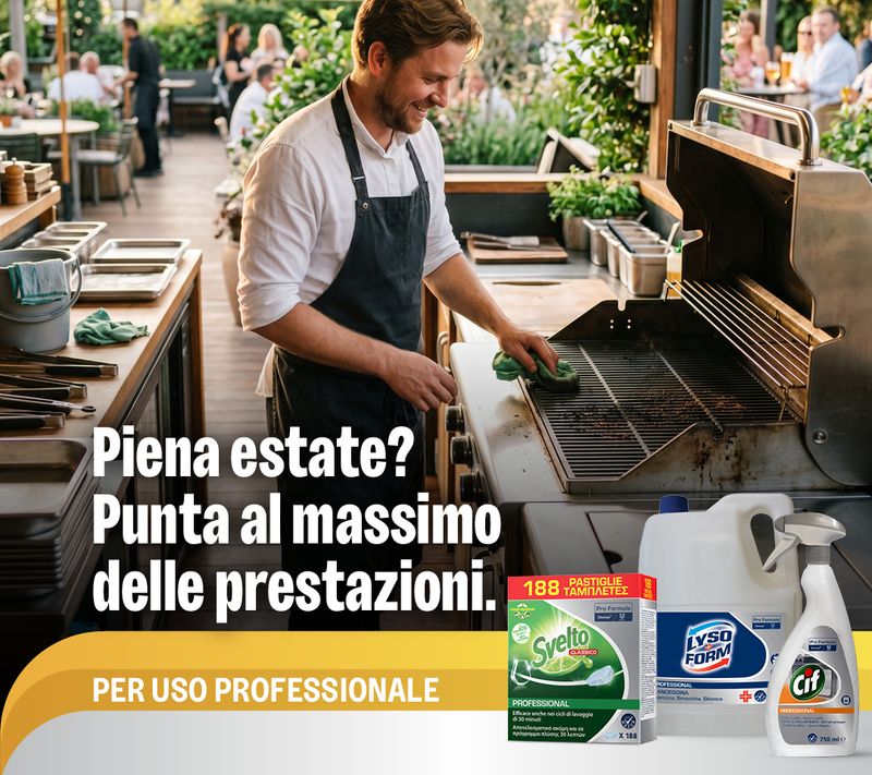 Uno chef sorridente pulisce la griglia di un ristorante all’aperto con una spugna. In primo piano sono esposti i prodotti per la pulizia Cif, Lysoform e Svelto.