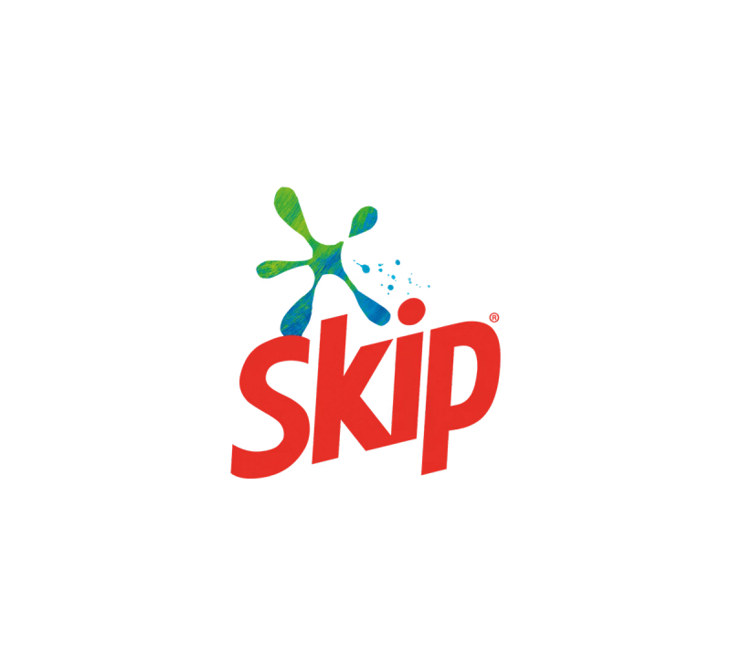 Logotipo de Skip con texto rojo y un diseño de salpicadura de pintura verde y azul