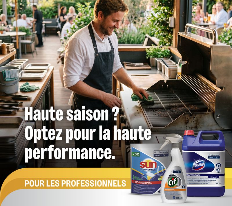 Un chef nettoie un gril de barbecue dans un restaurant en plein air tandis que des produits de nettoyage professionnels (Sun, Cif, Domestos) sont exposés. Texte : « Plein été ? Visez des performances au sommet. POUR LES PROFESSIONNELS. »