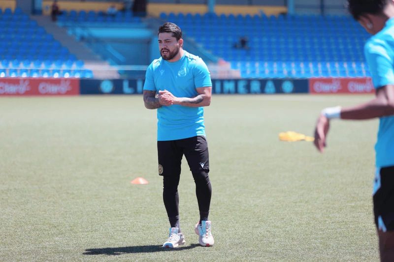 ALEJANDRO MUÑOZ: «El fútbol base me formó como entrenador»