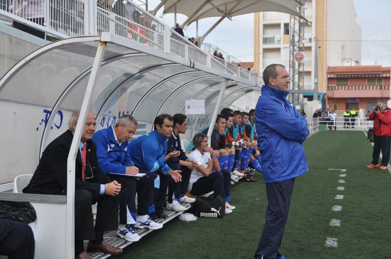 MANOLO JIMÉNEZ: «Ser entrenador no es solamente hacer una alineación y sentarse en un banquillo a dirigir un equipo»