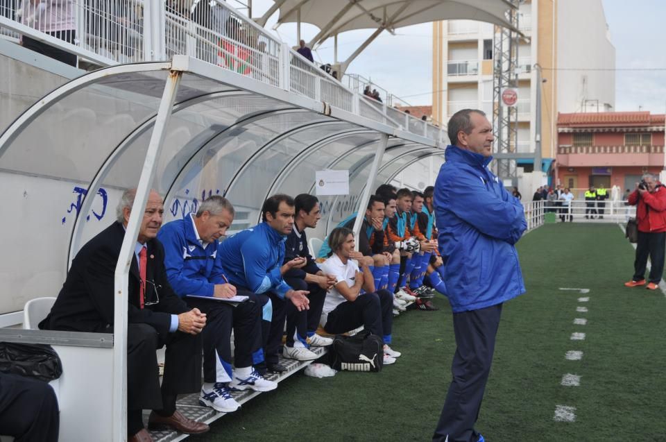 MANOLO JIMÉNEZ: «Ser entrenador no es solamente hacer una alineación y sentarse en un banquillo a dirigir un equipo»