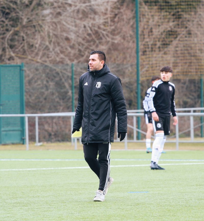 GUTTY NAVARRO: «El cometido principal de un entrenador de fútbol, es formar personas a través de lo deportivo»