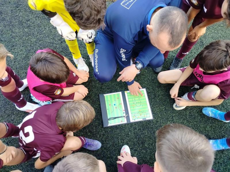 CARLOS TARIN: «La psicología juega un papel fundamental en la formación de jóvenes futbolistas»