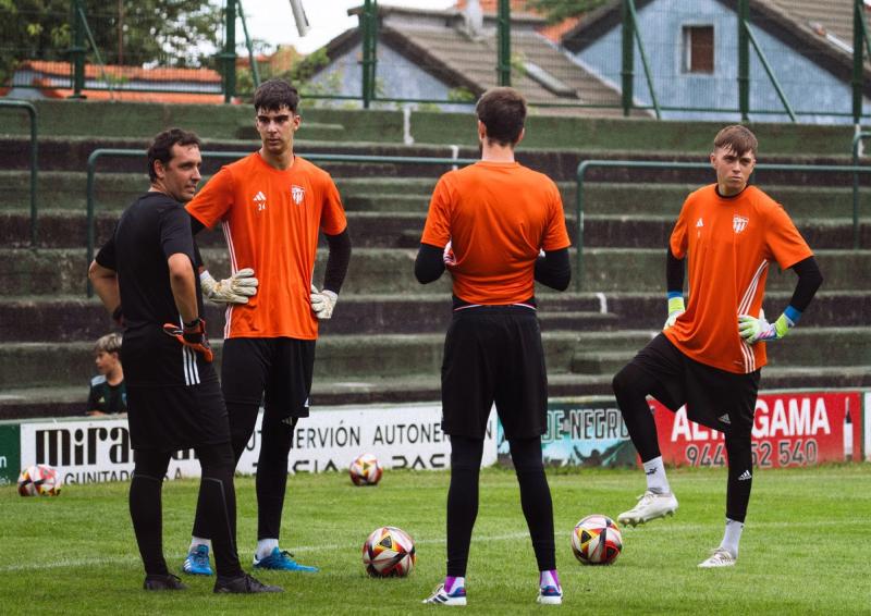 ASIER GIMÉNEZ: «El portero es diferente, juega diferente, viste diferente y tiene reglas diferentes al resto del equipo»