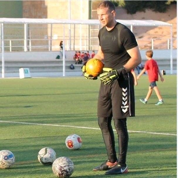 ENTREVISTA A ANGEL LOPEZ :»El portero desde los inicios del fútbol siempre ha sido por cuestiones reglamentarias el elemento distintivo en los aspectos defensivos…»