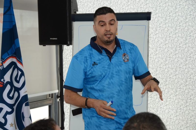 LHOUCINE: «LO MÁS IMPORTANTE PARA MÍ ES LA FORMACIÓN COMO JUGADOR Y COMO PERSONA»