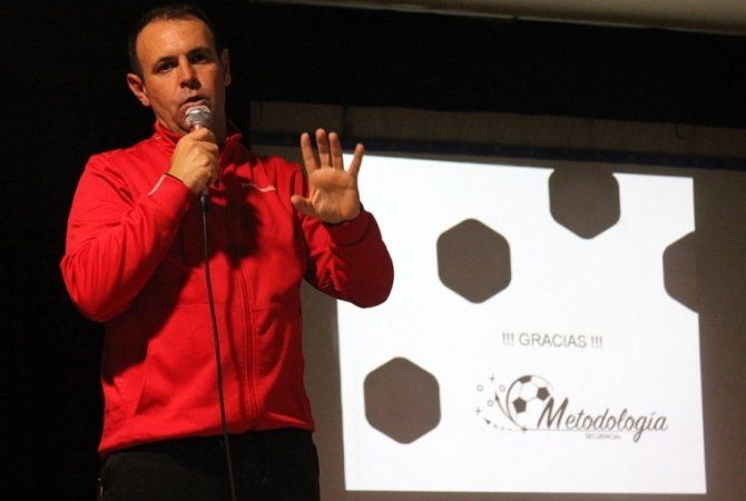 ENTREVISTA A TONI GONZALEZ FUSTER: «Lo comento siempre, el método está invertido, se le da importancia al resultado final de un proceso, en este caso semanal, entrenan para ganar el partido, lo importante es aprender durante la semana»
