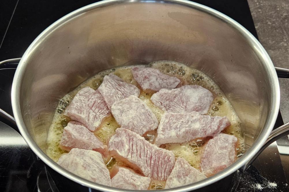 Індичка обсмажується на сковороді з оливковою олією та вершковим маслом.