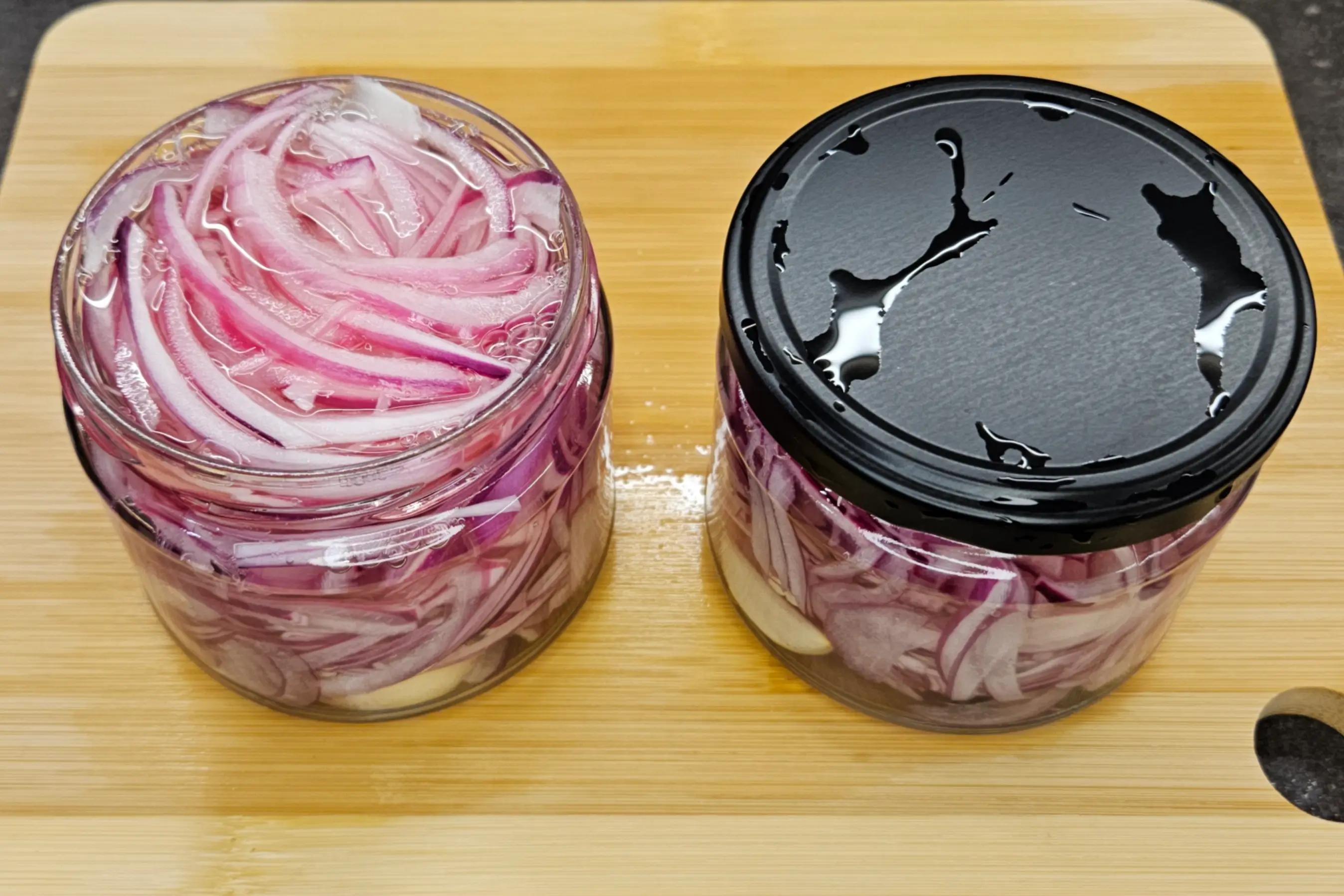 Заливка цибулі гарячим маринадом у банку, щоб уникнути тріщин.