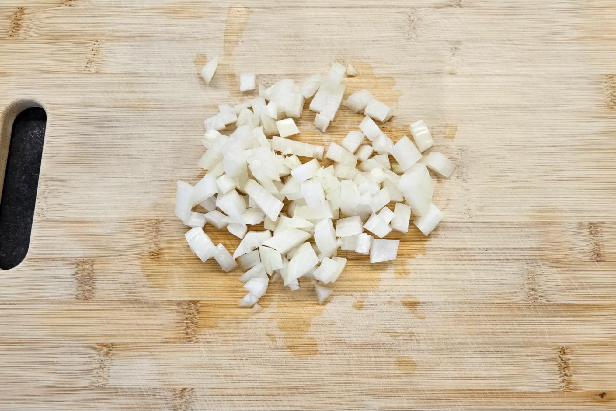 Цибуля нарізана кубиками.